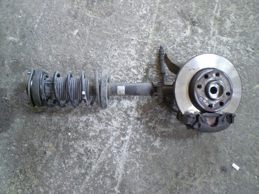 Complete strut assembly with coil spring, hub and brake disc
